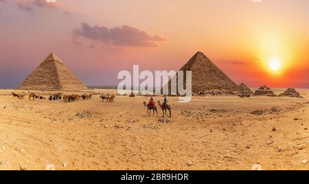 Sonnenuntergang Panorama auf die Pyramiden von Gizeh, Ägypten. Stockfoto