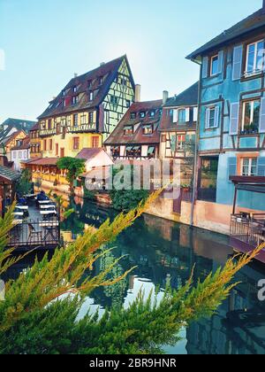 Farbenfrohe romantische Stadt Colmar, Frankreich, Elsass. Traditionelle Häuser in der Nähe des Flusses. Mittelalterliche home Fassade, historischen Stadt. Schöne idyllische Architektur. Stockfoto