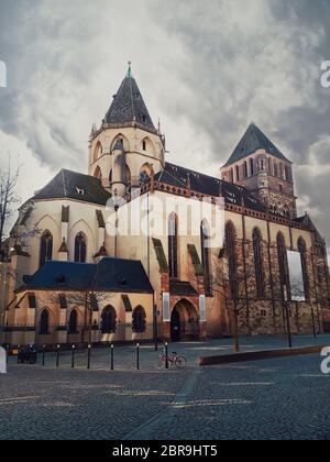 Sankt Thomas Kirche in Straßburg, düster bewölkt Morgen. Protestantischen Kathedrale, gotische Architektur Stil. Straßburg, Elsass, Frankreich Stockfoto