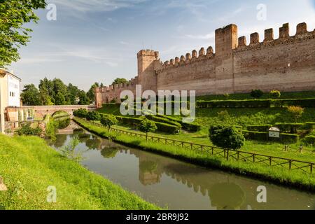 Blick auf die mittelalterlichen Mauern und Graben der Stadt Cittadella, Provinz Padua, Italien Stockfoto