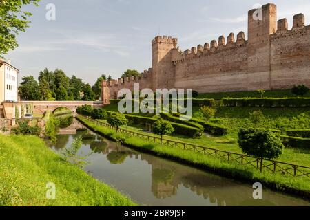 Blick auf die mittelalterlichen Mauern und Graben der Stadt Cittadella, Provinz Padua, Italien Stockfoto