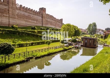 Blick auf die mittelalterlichen Mauern und Graben der Stadt Cittadella, Provinz Padua, Italien Stockfoto