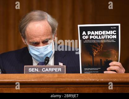 Senator Tom Carper (Demokrat von Delaware), rangiertes Mitglied des Umwelt- und Bauausschusses des US-Senats, hält eine Zeitschrift, während er am 20. Mai 2020 in Washington, DC, bei einer Anhörung mit dem Titel "Aufsicht über die Umweltschutzbehörde" im Dirksen Senatsgebäude seine Eröffnungsansprache hält. Andrew Wheeler, Administrator der United States Environmental Protection Agency (EPA) wird nach der Einführung der Vorschriften durch die Environmental Protection Agency seit Beginn der Pandemie im März gefragt. Kredit: Kevin Dietsch/Pool via CNP - Nutzung weltweit Stockfoto
