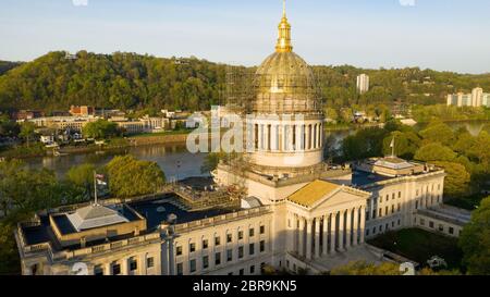 Leere Einrüstung umgibt das gesamte goldene Kuppel bei Sonnenaufgang am Charleston West Virgina Landeshauptstadt Stockfoto