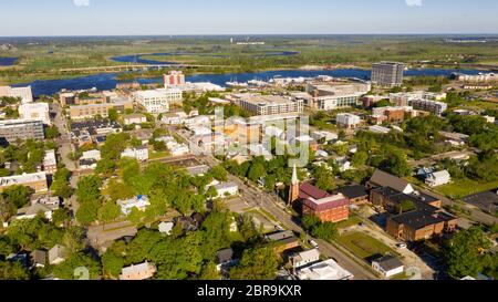Die Cape Fear River fließt tief blauen neben der Waterfront und der Innenstadt von Wilmington NC Stockfoto