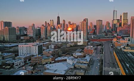Helles orange Licht spiegelt sich die Gebäude in der Innenstadt von Chicago bei Sonnenuntergang Stockfoto