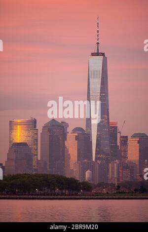 Manhattan ist eine von 5 Burroughs, die New York City hier bei Sonnenuntergang gezeigt Stockfoto