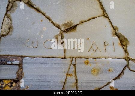 Die Inschriften auf dem Marmorboden. Der Boden im Zimmer, in der Kirche des Heiligen Nikolaus in Demre. Stockfoto