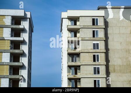 Unfertige neue Hochhäuser. Gebäude gegen den blauen Himmel. Stockfoto