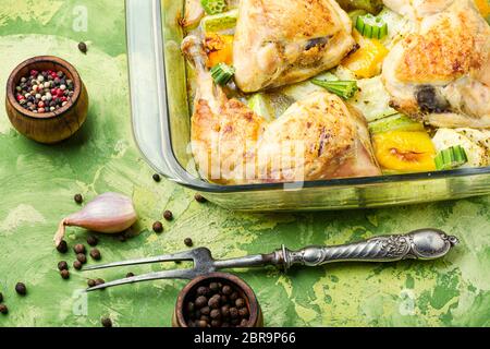 Huhn mit Gemüse. Hühnerkeule gebacken mit Zucchini. Gegrilltes Huhn. Gebratene Hähnchenschenkel Stockfoto