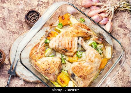 Huhn mit Gemüse. Hühnerkeule gebacken mit Zucchini. Gegrilltes Hähnchen Stockfoto