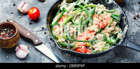 Protein Rührei mit Spargel Bohnen. Spiegeleier mit Gemüse Stockfoto