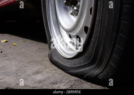 Selektiver Fokus Platten Reifen des alten Parkplatzes auf der Straße Stockfoto