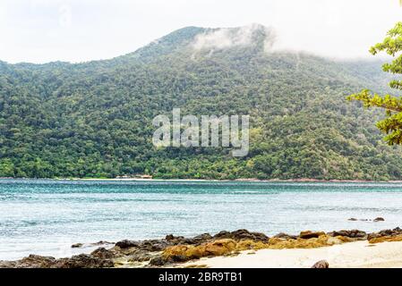 Schöne Natur Landschaft von Ko Adang Insel, Strand und Meer, unter dem Morgen das Sonnenlicht im Sommer, die von Koh Lipe Insel, Tarutao Nationalpark Stockfoto