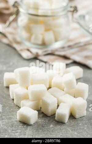 Süßen weißen Würfel Zucker auf alten Küchentisch. Stockfoto