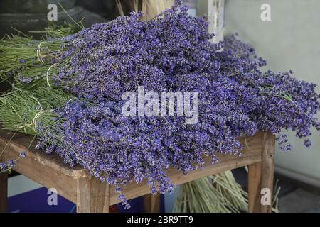 Bündel getrockneter Lavendelblüten auf einem Markt in Südfrankreich Stockfoto