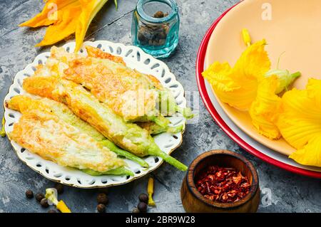 Frittierte Zucchiniblüten gefüllt mit Frischkäse. Gefüllte Zucchini und Zucchiniblüten Stockfoto