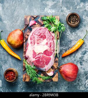 Frisches rohes Rindfleisch Steaks auf Holzbrett. rohes Rindfleisch Steak mit Spice Stockfoto