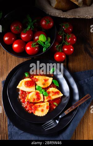 Ravioli alla Genovese mit Basilikumtomatensauce Stockfoto