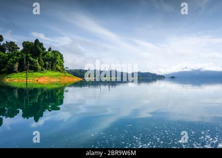 Morgennebel auf Cheow Lan Lake, Khao Sok Nationalpark, Thailand Stockfoto