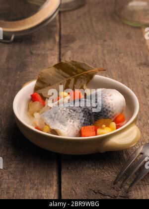 Köstliche rollmops in einer Keramikschale auf einer hölzernen Küchentisch Stockfoto