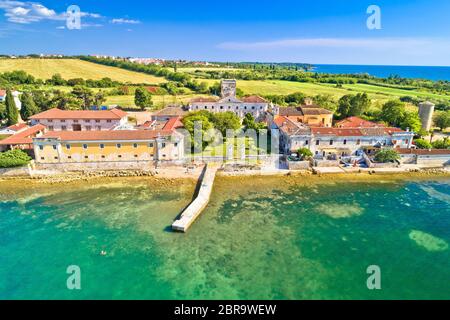 Dajla verlassenen Kloster Antenne Panoramablick auf die Küste, Istrien Kroatien Stockfoto