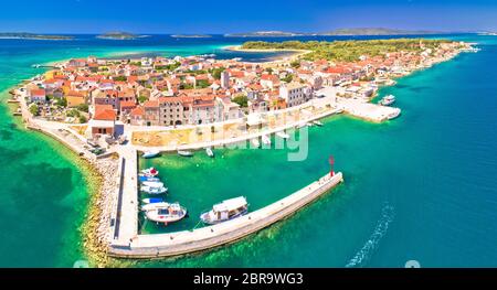 Bunte Insel Krapanj Antenne Panoramablick, Meer schwamm Ernte Dorf, Archipel von Sibenik Kroatien Stockfoto