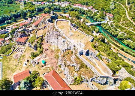 Knin Festung und Krka Luftaufnahme, die zweitgrößte Festung in Kroatien Stockfoto