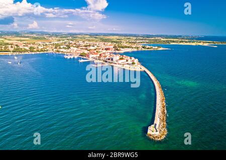 Historische Altstadt von Umag und Harbour Breakwater Luftaufnahme, Archipel von Istrien, Kroatien Stockfoto