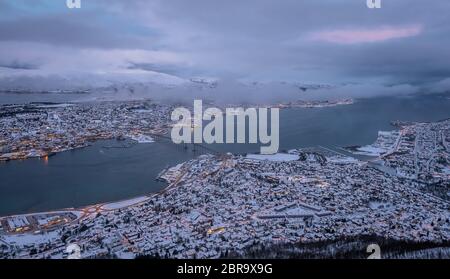 Luftaufnahme der Stadt Tromsø im Winter von oben, Nördliches Norwegen Stockfoto