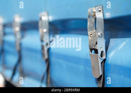 Blaue lkw-plane mit Ratschen/Schellen zur Befestigung von LKW-Planen Stockfoto