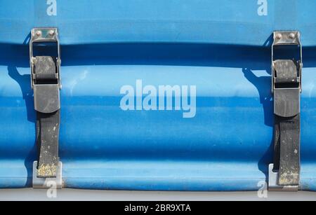 Blaue lkw-plane mit Ratschen/Schellen zur Befestigung von LKW-Planen Stockfoto