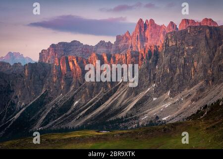 Sonnenuntergang im Sommer auf Bergketten Lastoni di Formin und Croda da Lago von Passo di Giau, Colle Santa Lucia, Dolomiten, Italien Stockfoto