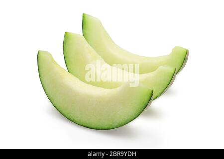 Bio japanische Cantaloup Melone Scheiben mit kernlosen auf weißem isolierten Hintergrund mit Schnittpfad. Reife Honigtau-Melone haben süßen Geschmack Stockfoto