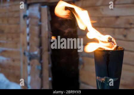 Feuer im Inneren Metall-taschenlampe vor einem hölzernen in einem samischen Dorf verschütten, Nördliches Norwegen Stockfoto