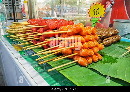 Nahaufnahme von Wurst zum Verkauf vorbereitet, Street Food in Jomtien Nachtmarkt (Pattaya) Thailand Stockfoto