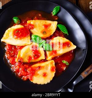Ravioli alla Genovese mit Basilikumtomatensauce Stockfoto