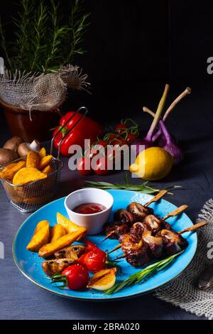 Rinderschäken-Spieße mit gegrilltem Gemüse auf einem kaukasus Stockfoto