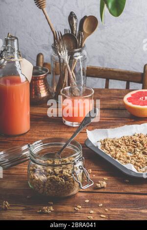 Gebackenes Müsli zum Frühstück mit Saft aus Pampelmusen oder Grapefruits Stockfoto
