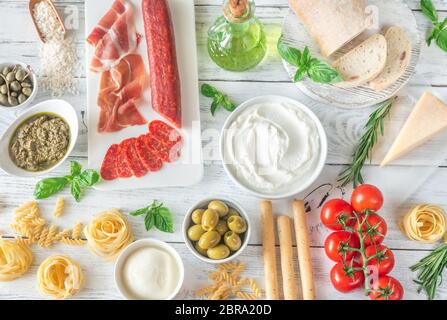 Sortiment an italienischen Lebensmitteln auf dem hölzernen Tisch Stockfoto
