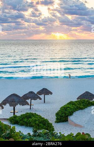 Ein Fischer zieht sein Netz bei Sonnenaufgang in der Nähe von Cancun, Mexiko. Stockfoto