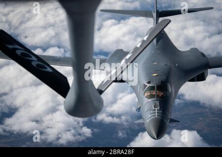 Ein B-1B Lancer vom 28. Bombenflügel, Ellsworth Air Force Base, South Dakota, bereitet sich darauf vor, während einer Bomber Task Force Europe Mission über Schweden, 20. Mai 2020, Treibstoff von einem KC-135 Stratotanker vom 100. Luftbetankungsflügel, RAF Mildenhall, England, zu erhalten. Operationen und Engagements mit unseren Verbündeten und Partnern zeigen und stärken unser gemeinsames Engagement für globale Sicherheit und Stabilität. (USA Air Force Foto von Tech. Sgt. Emerson Nuñez) Stockfoto