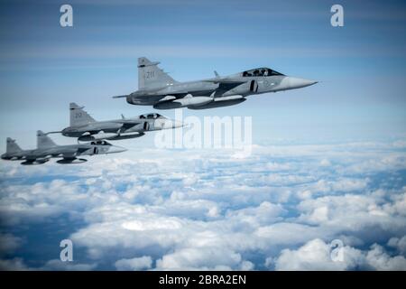 Schwedische Streitkräfte Gripens fliegen in Formation während einer Bomber Task Force Europe Mission über Schweden, 20. Mai 2020. Die Ausbildung mit unseren NATO-Verbündeten und Partnerländern trägt zu einer verbesserten Widerstandsfähigkeit und Interoperabilität bei und ermöglicht uns, dauerhafte Beziehungen aufzubauen, die für die Bewältigung der breiten Palette globaler Herausforderungen erforderlich sind. (USA Air Force Foto von Tech. Sgt. Emerson Nuñez) Stockfoto