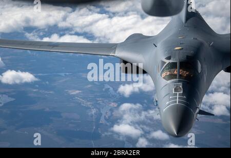 Ein B-1B Lancer vom 28. Bombenflügel, Ellsworth Air Force Base, South Dakota, bricht von einem KC-135 Stratotanker vom 100. Luftbetankungsflügel, RAF Mildenhall, England, ab, nachdem er während einer Bomber Task Force Europe Mission über Schweden, 20. Mai 2020, Treibstoff erhalten hatte. Die Ausbildung mit unseren NATO-Verbündeten und Partnerländern trägt zu einer verbesserten Widerstandsfähigkeit und Interoperabilität bei, was uns ermöglicht, dauerhafte Beziehungen aufzubauen, die für die Bewältigung der breiten Palette globaler Herausforderungen erforderlich sind. (USA Air Force Foto von Tech. Sgt. Emerson Nuñez) Stockfoto