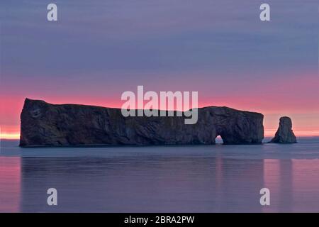 Ein Sonnenaufgang am Perce Rock, Quebec Stockfoto