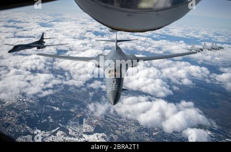 Die US Air Force B-1B Lancer vom 28. Bombenflügel, Ellsworth Air Force Base, South Dakota, fliegen in Formation mit den schwedischen Streitkräften Gripens während einer Bomber Task Force Europe Mission über Schweden, 20. Mai 2020. Die Mission war das erste Mal, dass B-1 über Schweden geflogen sind, um sich mit schwedischen Gripens zu integrieren, während sie Nahtraining mit schwedischen Joint Terminal Attack Controller Bodenteams in der Vidsel Range durchführten. (USA Air Force Foto von Tech. Sgt. Emerson Nuñez) Stockfoto