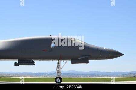 Ein 34. Bombenstaffel B-1B Lancer Taxis auf der Fluglinie vor dem Start von Ellsworth Air Force Base, S.D., 19. Mai 2020, zur Unterstützung einer Bomber Task Force Mission zum U.S. European Command Area of Responsibility 19. Mai 2020. Diese B-1-Missionen mit langer Reichweite zeigen die globale Schlagkapazität der US-Luftwaffe und ihre Fähigkeit, präzise gesteuerte Kampfwaffen gegen jeden Gegner zu liefern - jederzeit und überall. (USA Luftwaffe Foto von Airman 1. Klasse Christina Bennett) Stockfoto