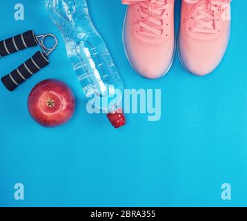 Sportswear und rosa Sneakers mit Schnürung, Sport blauen Hintergrund, Ansicht von oben, kopieren Raum Stockfoto