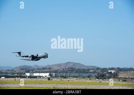 Eine US-Luftwaffe C-17 Globemaster III, die der Joint Base Charleston, S.C., zugewiesen wurde, hebt von der March Air Reserve Base, Kalifornien ab und trägt 50 von der US-Agentur für internationale Entwicklung (USAID) bereitgestellte Ventilatoren, die am 20. Mai 2020 nach Moskau, Russland, geliefert werden. Der Ausbruch der COVID-19-Krankheit verschlimmert sich in Russland, wo die weltweit zweithöchste Zahl von Fällen und die höchste Zahl von Fällen in Europa verzeichnet ist. (USA Luftwaffe Foto von Staff Sgt. Keith James) Stockfoto