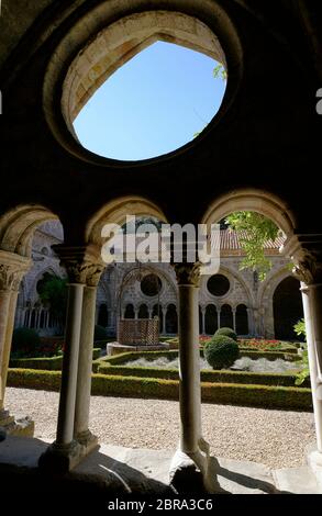 Kloster und Garten von Abbaye Sainte-Marie de Fontfroide oder Fontfroide Abtei in der Nähe von Narbonne, Aude Department, Occitanie, Frankreich, Stockfoto